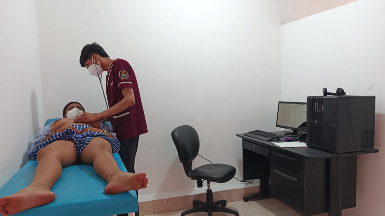 Goky: Doctorul pervers fute pizda unei fete excitate studente de peste 18...