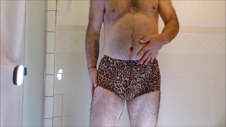 Matt Masterson: Tarian beruang seksi dengan celana dalam macan tutul