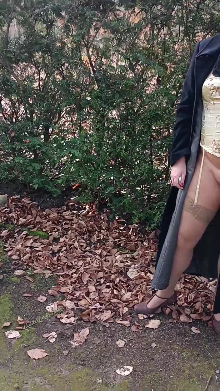 Mike Vonberg: Min muslimska flickvän visar sin fitta ute i parken.