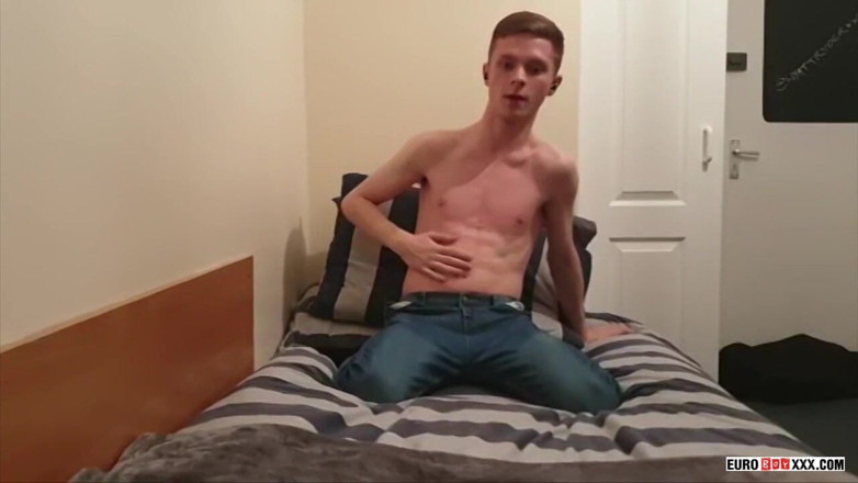 Euro boy xxx: Il ragazzo bi si accarezza in cam!