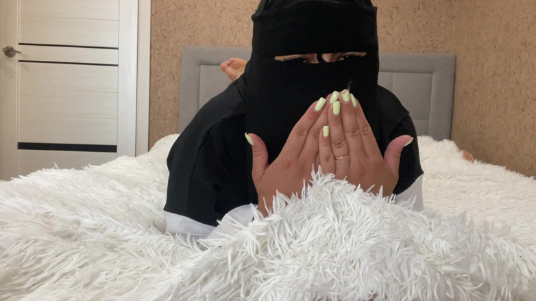 Lux Eva: Syrská MILFka v hidžábu dává pokyny k honění, svlékněte ji...