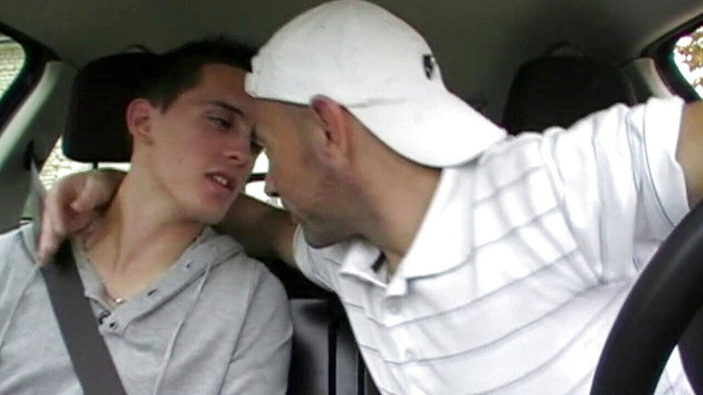 Gaybareback: Twink A la mierda xxl polla en crucero bosque