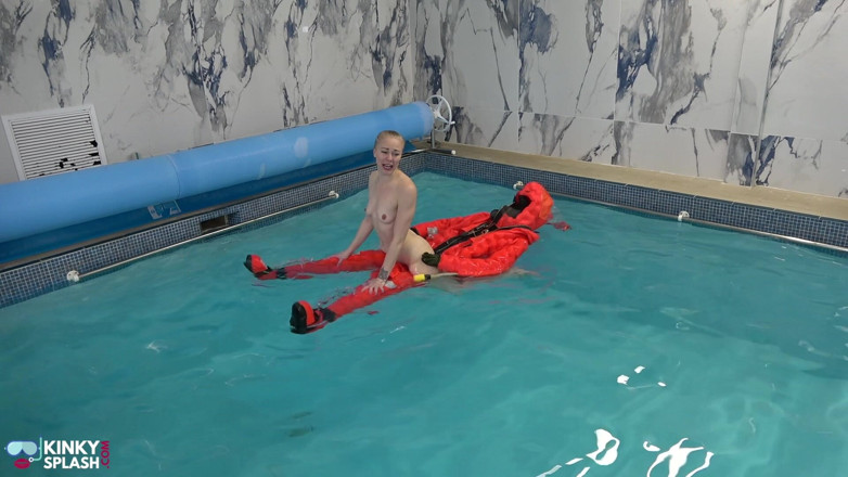 UKCuteGirl Lucy Lauren: Nue et excitée sur ma fille sous-marine gonflable