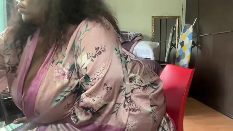 Legendary Booty Overdose: Olgun iri güzel kadın yatakta mastürbasyon yapıyor ve inliyor