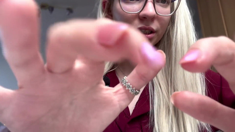Goddess_Bella_Rae: O fată răutăcioasă te pedepsește cu gâdilări Asmr