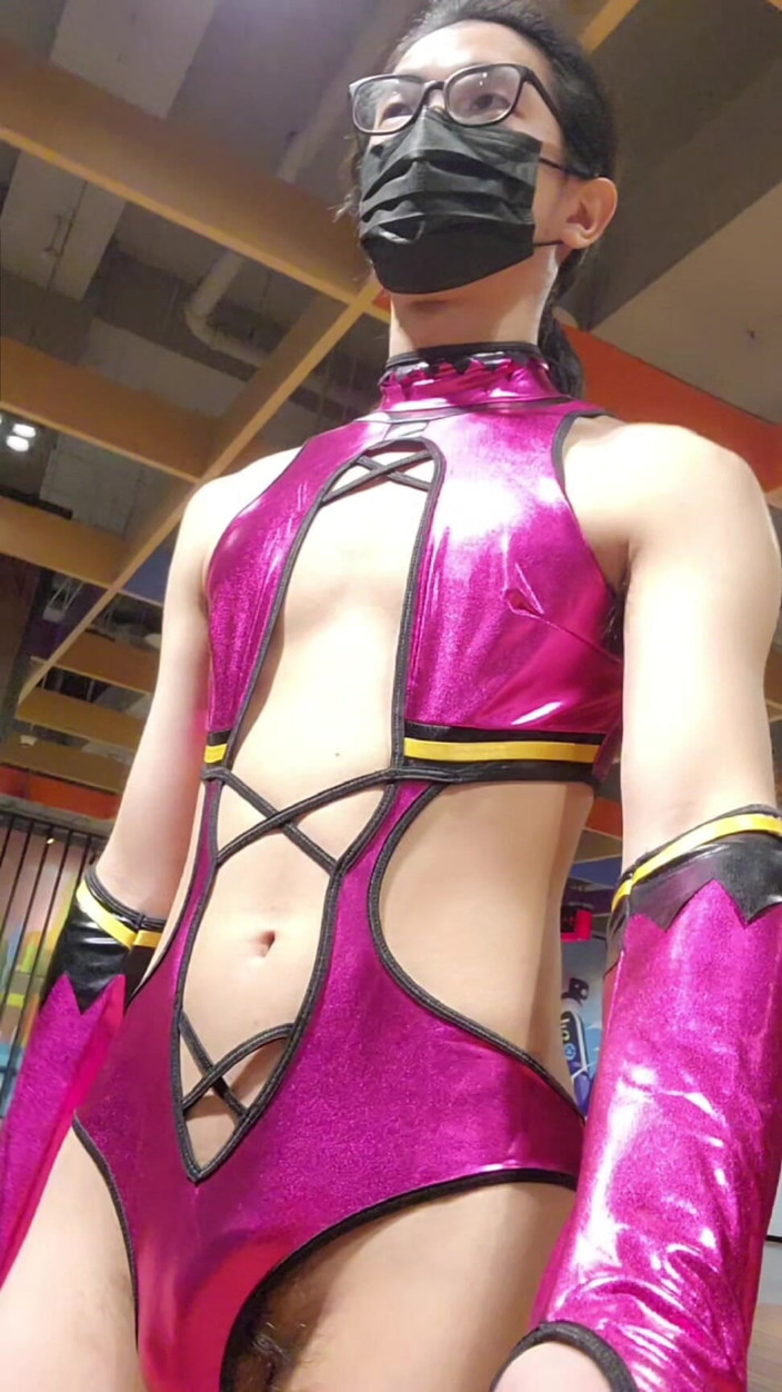 NotAFuta: Mileena teşhirci sürtük herkesin içinde