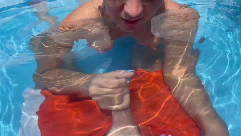 fantasycouplexxx: Pipe, branlette, éjaculation sous l'eau dans une piscine publique