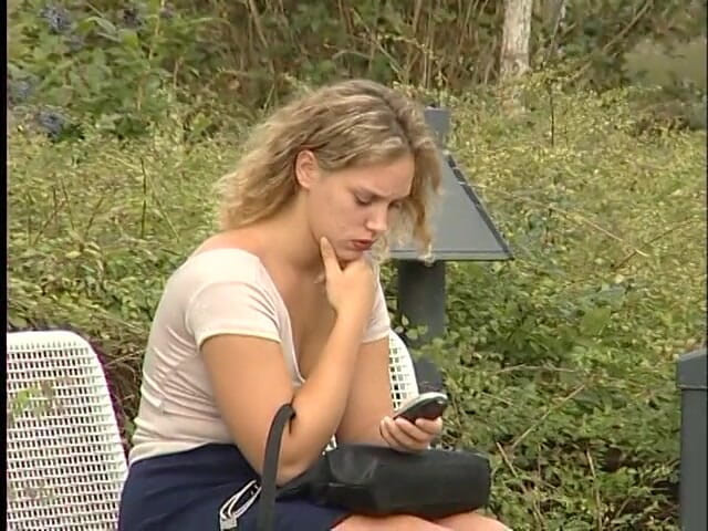 POV Orgasms: O tipă blondă drăguță suge o pulă tare în aer liber