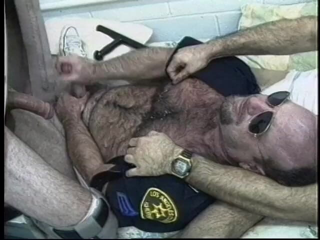 Gays Case: Randy полицейского трахают и наполняют сливками в горячем сексе в тюрьме вчетвером