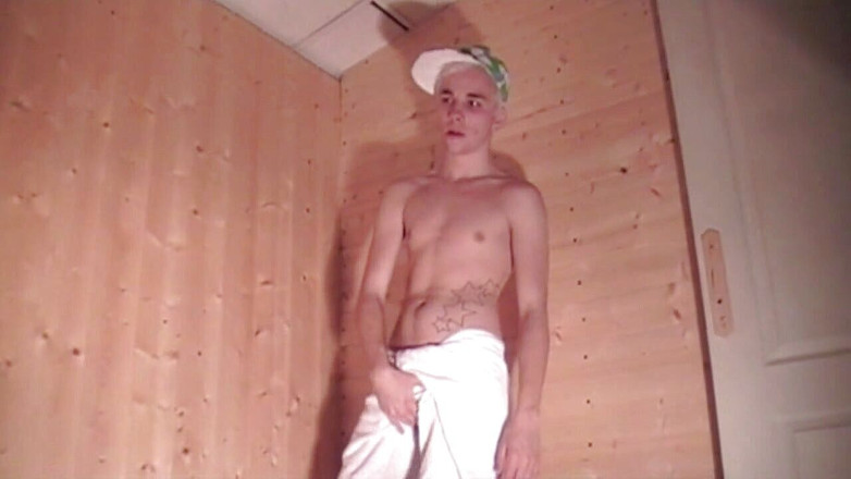 Gaybareback: Il giovane gay femminile succhia il cazzo nei gloryhole e...