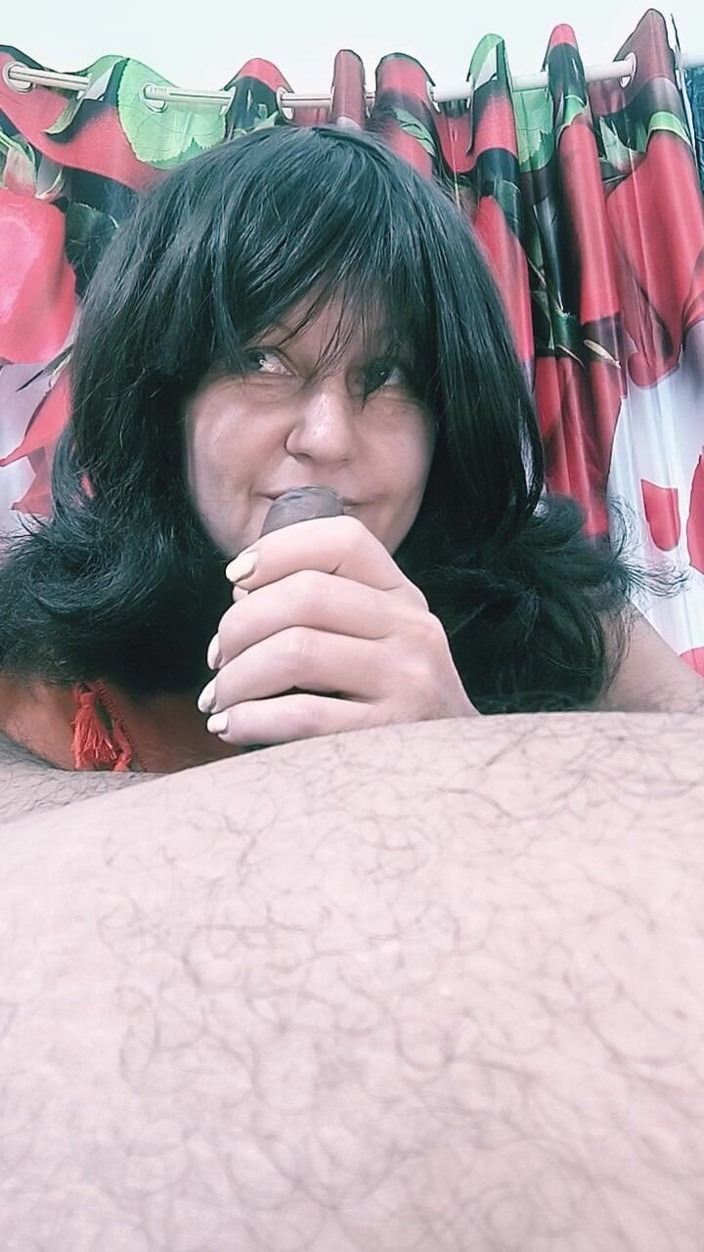 Bolly Karma: Seorang gadis cantik menjilati pantat dan bermain.