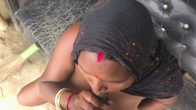Sexyrani327: Indiana do bairro estava varrendo nua e foi e fodida