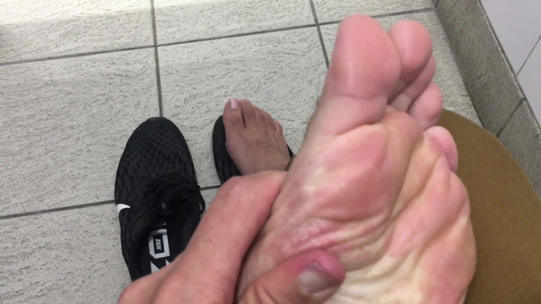 Manlyfoot: 오늘 내 발을 숭배하지 않는 누군가가 온다면 나는 이 발발을 직접 빨아야 할 것 같아