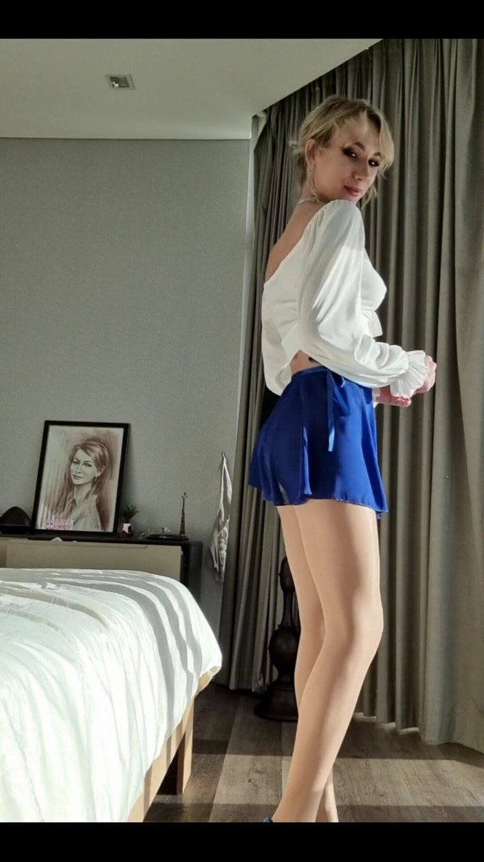 Angel The Dreamgirl: Pertunjukan Erotik Solo