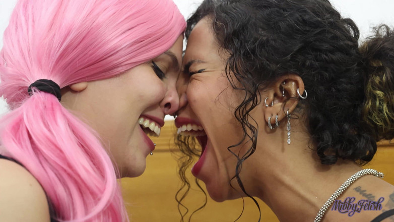 Mibby Fetish: Mibby et Qween dans une bataille intense de nez