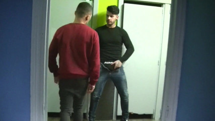 Gaybareback: Latynoski twink używany przez Aday Train w toalecie