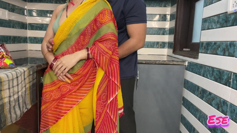 Sammy Sins: होली पर आंटी की किचन में चुदाई