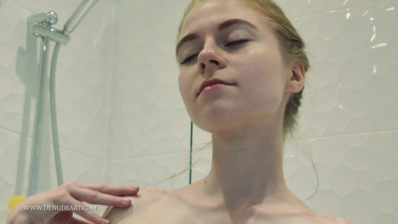 Denudeart: Süße und sexy Melodie massiert sich selbst mit Öl