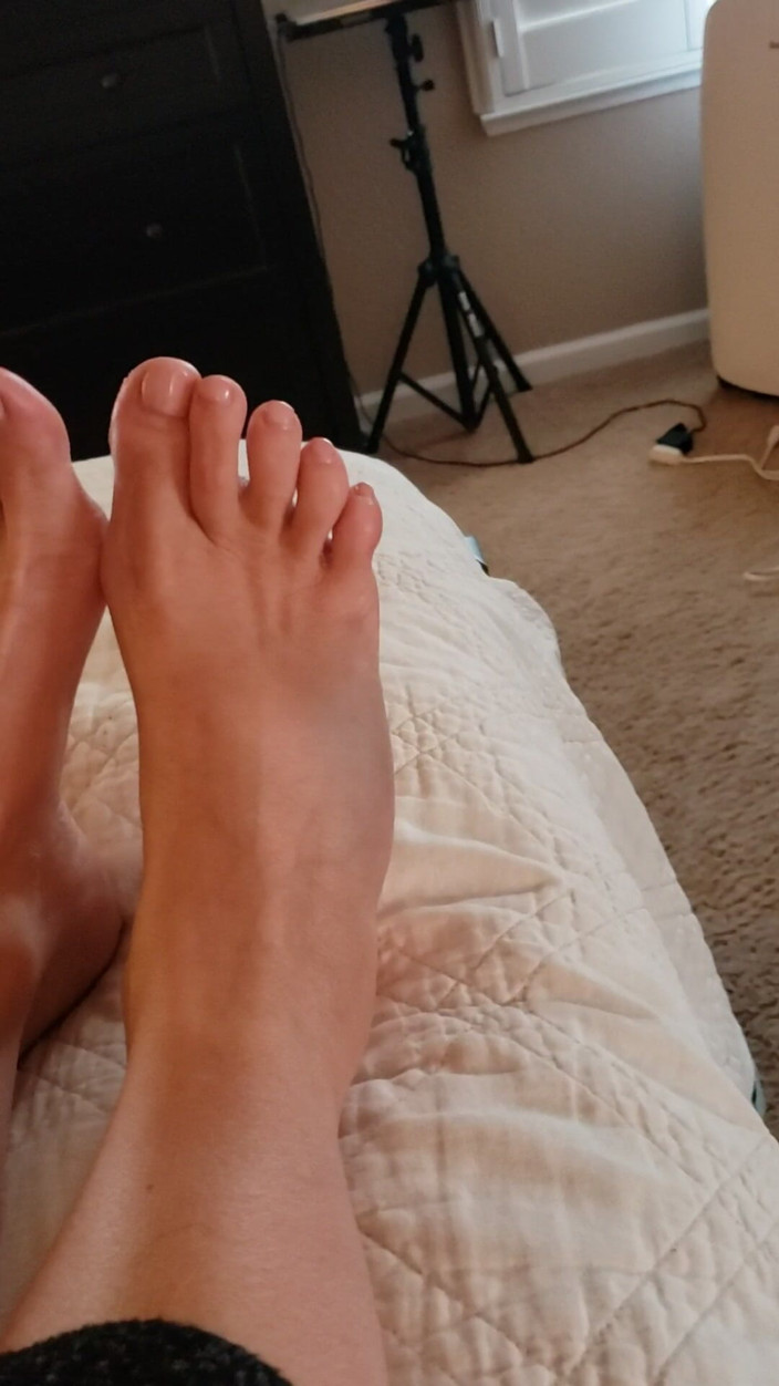 JessRyan: 안 돼! 밀프 캠걸 Jess Ryan 발 문제