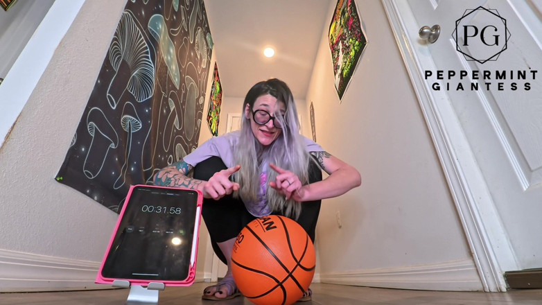 Peppermint Giantess: Tantangan main bola basket satu tangan dewi setinggi 6'7