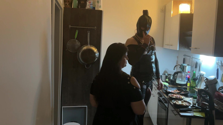 DOMINATRIX6: Versaute küchen-begegnung: fetisch-schätzchen dominiert ihre freundin
