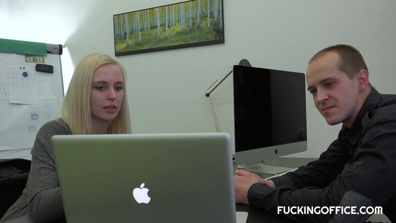 PornCZ: Sexig tjeckisk blondin vill ha en helgjobb