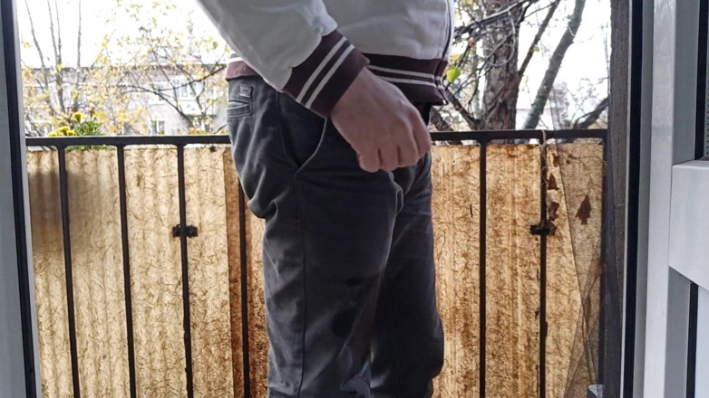 Kinky Guy: Piscia rischiosa sul balcone. I vicini stanno guardando!