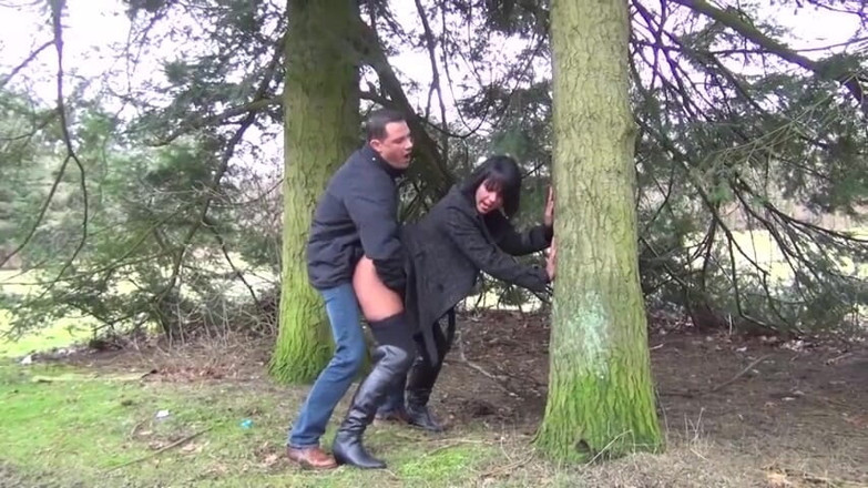 German amateur - 100% German hardcore videos: La milf mora viene scopata nei boschi