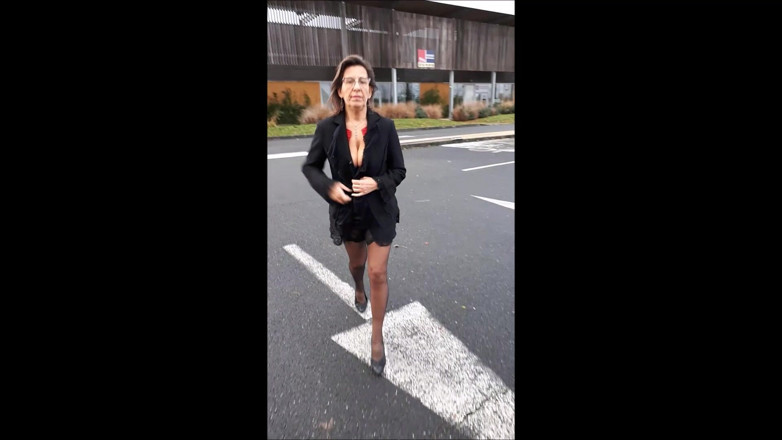 Intim422a: Noemie na parkovišti