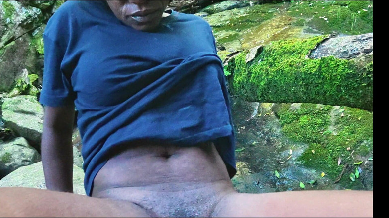 Black Swan: MAMĂ SEXY CU PIZDA MÂNCATĂ ȘI FUTUTĂ LA RÂU