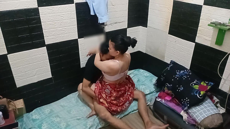 Famly sex: Njuter av den släta kroppen av en asiatisk ängel