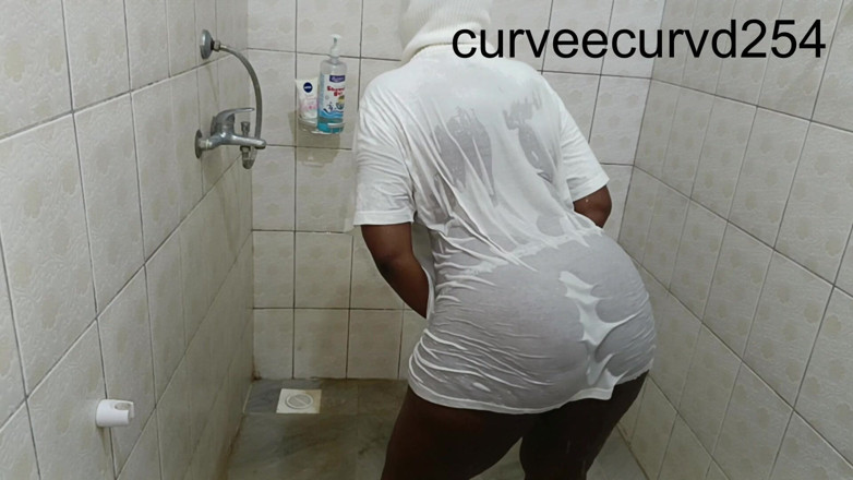 Curveecurvd254: Kami Diisap Dan Dientot Basah: Romansa Kamar Mandi