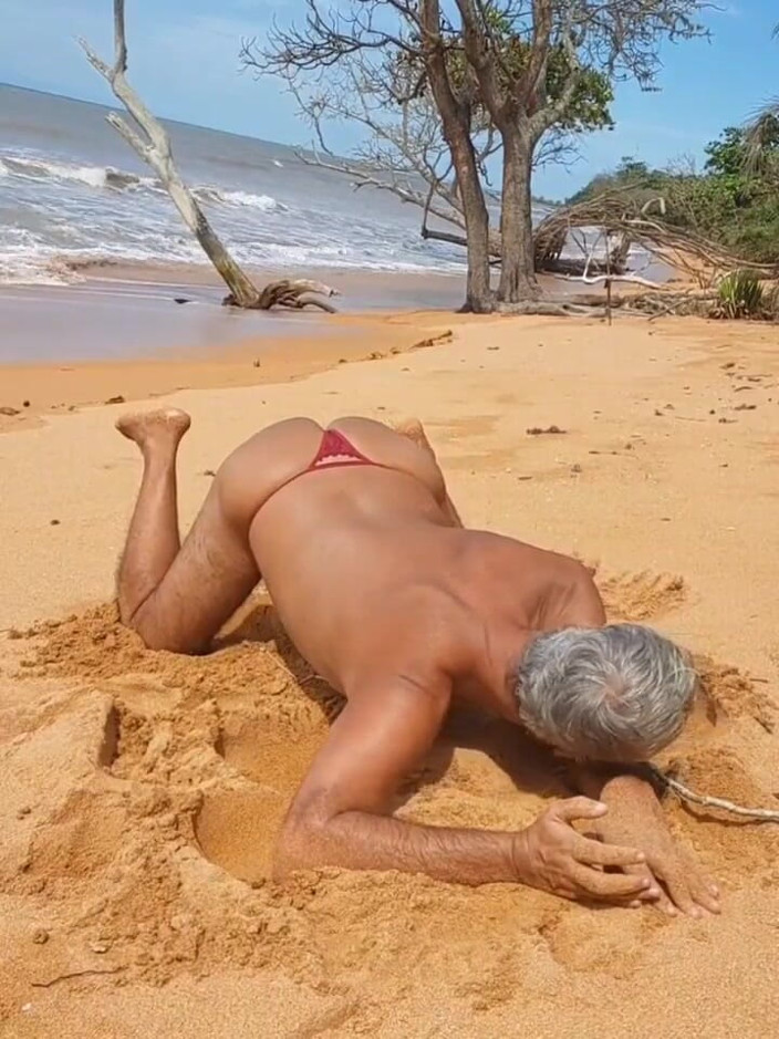 Ladysilvas: Ladysilva na plaży pokazując swoją gorącą dupę w czerwonych majtkach