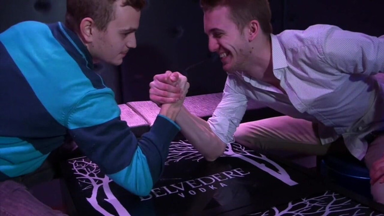 Kinky Bareback Boys: Theo wird roh von Eden, einem sexy top-blonden typen, gefickt