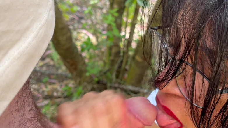 happyvids33: Milf francese fa un pompino all'aperto con sborra in bocca