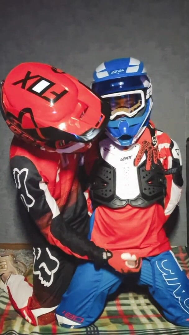 Sneakersmax98: Chlap v motokrosovém výbavě dostane část na svém mxhelmetu