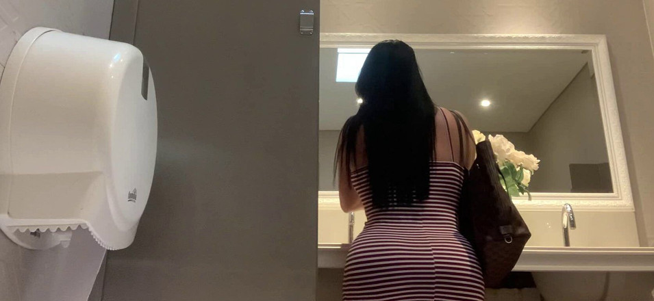 SENSESEX: Камера в общественном туалете в любительском видео