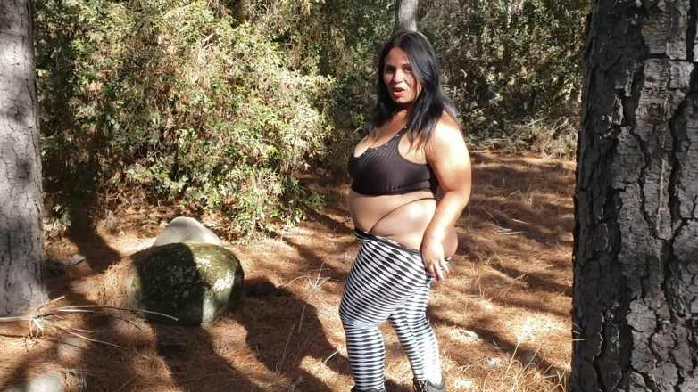 Riderqueen: Une belle-mère baise un oreiller dans la forêt