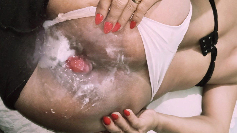 anal_queen_amateur: 발정난 밀프는 엉덩이를 빨고 찢어 버렸고, 그녀를 믿을 수 없을 만큼 애널 오프닝으로 남겨 두었습니다.