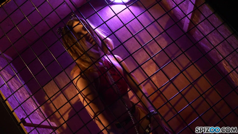 Intimate Lesbians: Лесбійська рабиня в клітці з Кет Монро і Луна Стар