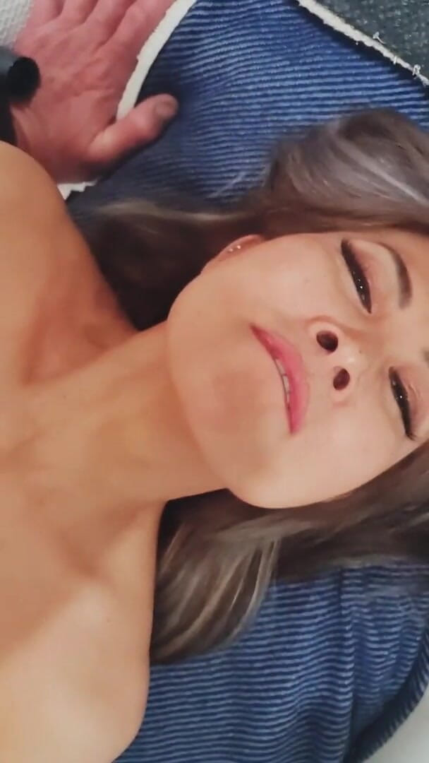Chinese mom: Model matang cina mengambil creampie besar dalam pepeknya