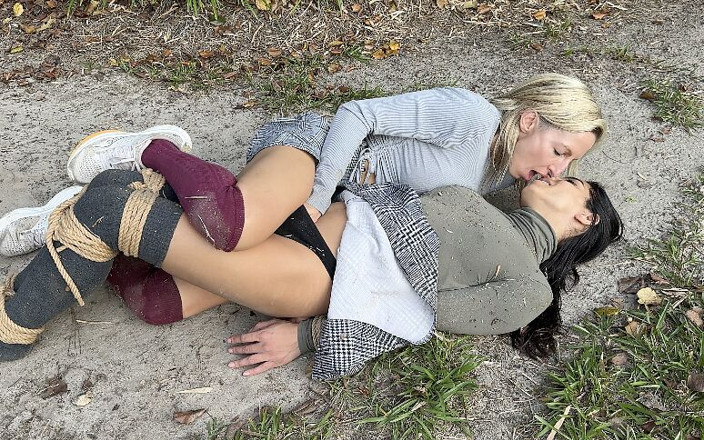 Lora Cross: Sorority Sisters bondage Playdate - misty addams und Lora Cross
