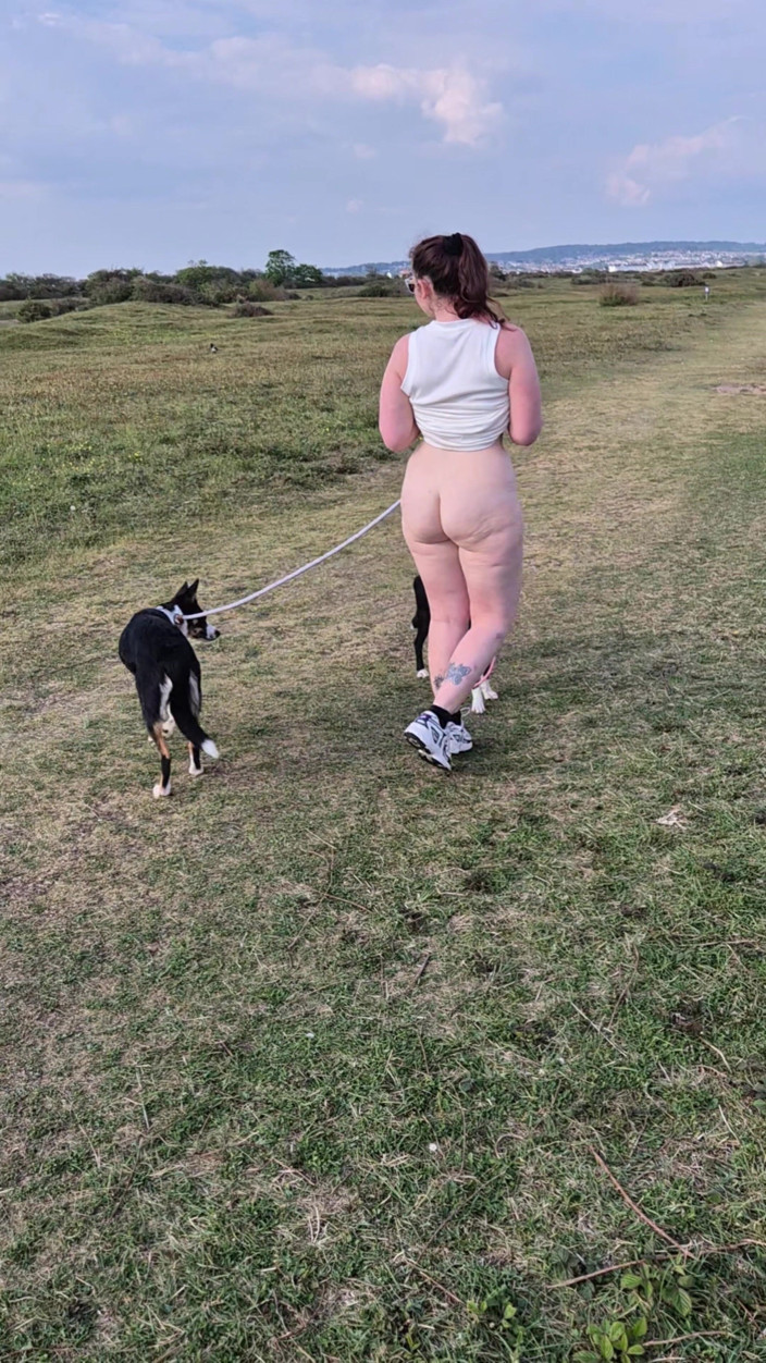 Mr D and Miss C: Soție sexy amatoare de nuditate publică goală care se joacă...