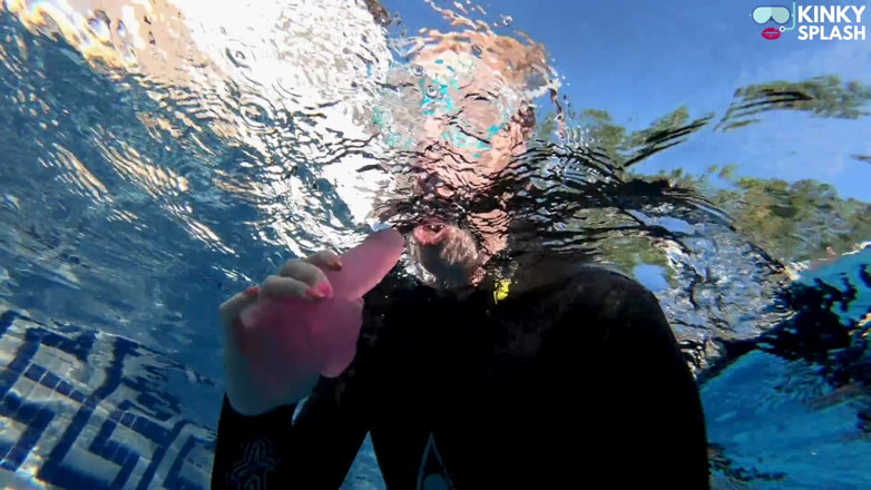 UKCuteGirl Lucy Lauren: Etsuit Underwater Dildo Blowjob - neopren zamaskowany ssie dziwkę