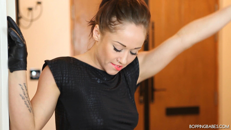Bopping babes: Kiki Devine - strip-teaseuse sexy