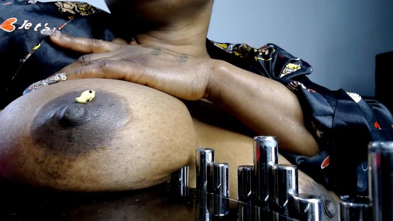 Maeling: Rétrécissez et soyez momifié par des seins énormes