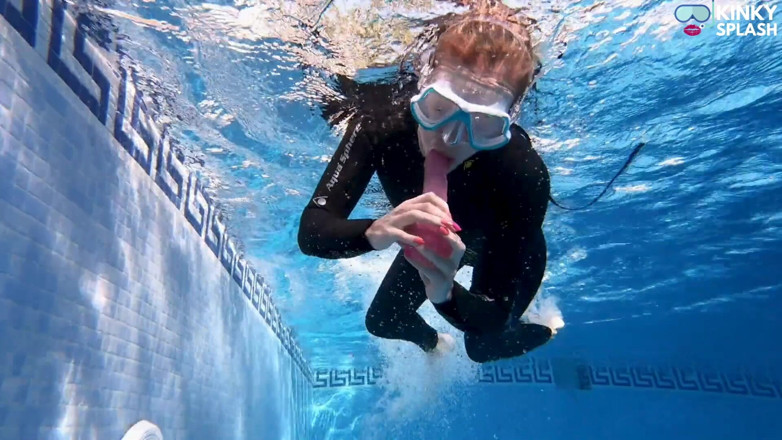 UKCuteGirl Lucy Lauren: Etsuit Underwater Dildo Blowjob - neopren zamaskowany ssie dziwkę