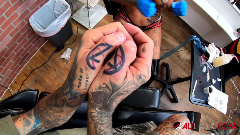 Alt Erotic: Sascha si cewek toket besar bertato evilyn ink dientot habis-habisan