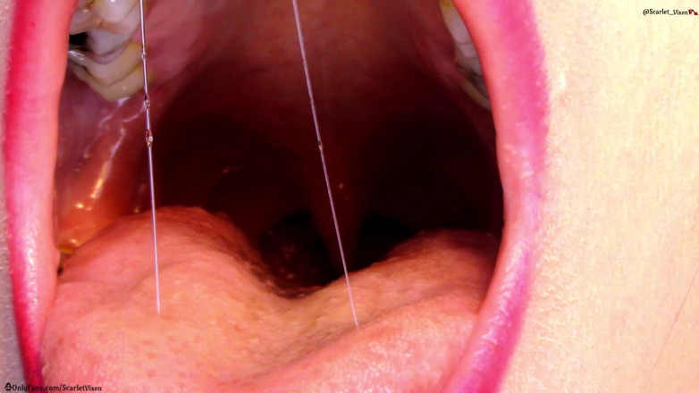 Scarlet Vixen: Hals, uvula und mund zeigen