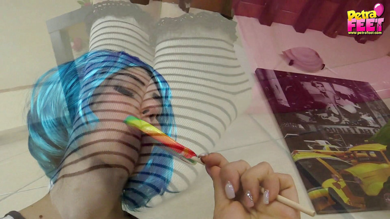 Foot Fetish HD: Petra joue avec des ballons et ses pieds